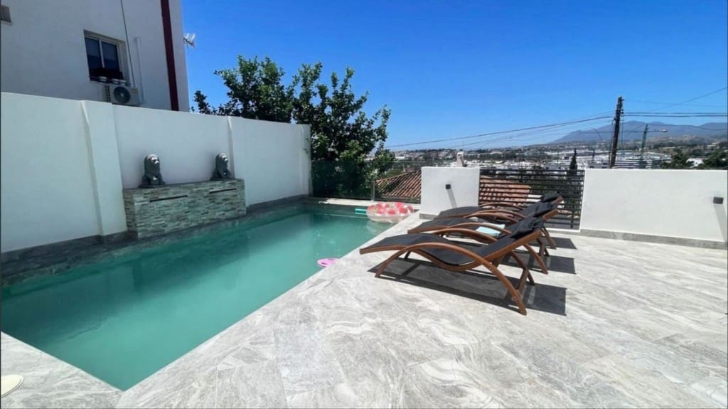 3 makuuhuone Huvila myytävänä paikassa Nueva Andalucia mukana uima-altaan - 1 050 000 € (Ref: 9526058)