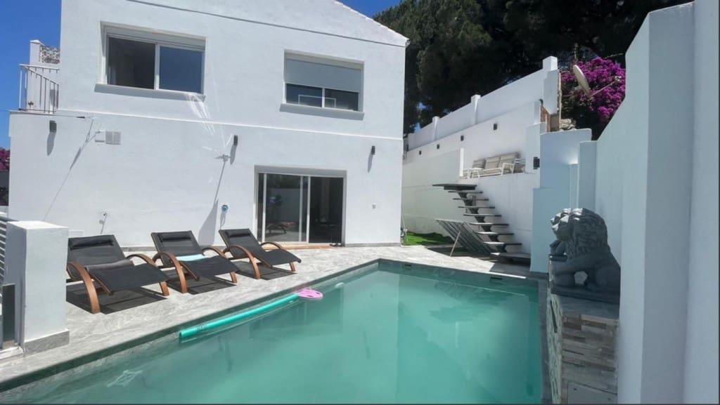 3 makuuhuone Huvila myytävänä paikassa Nueva Andalucia mukana uima-altaan - 1 050 000 € (Ref: 9526058)