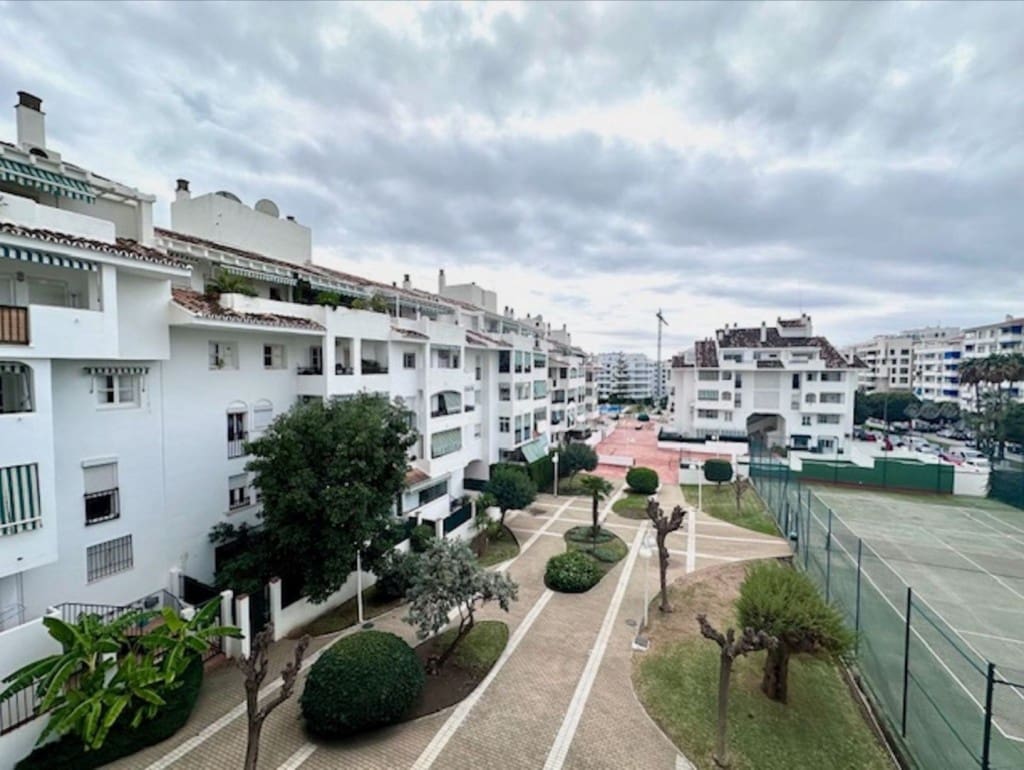 3 soverom Leilighet til salgs i Nueva Andalucia med svømmebasseng garasje - € 320 000 (Ref: 9526060)