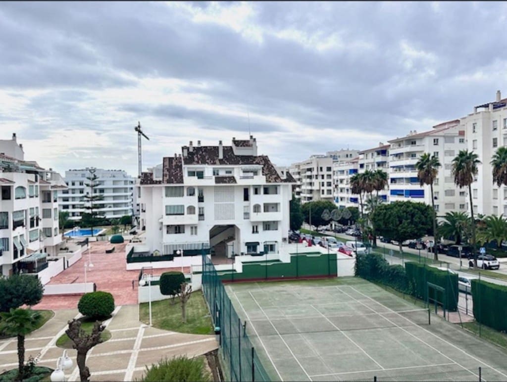 3 soverom Leilighet til salgs i Nueva Andalucia med svømmebasseng garasje - € 320 000 (Ref: 9526060)