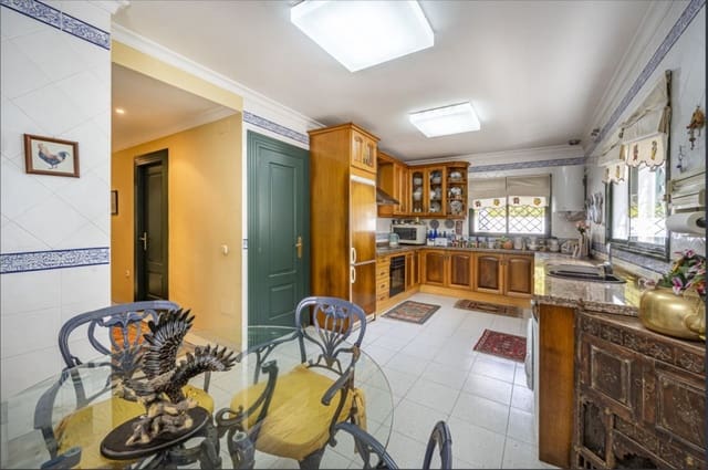 4 makuuhuone Huvila myytävänä paikassa Marbella mukana uima-altaan 
autotalli - 2 050 000 € (Ref: 9526062)