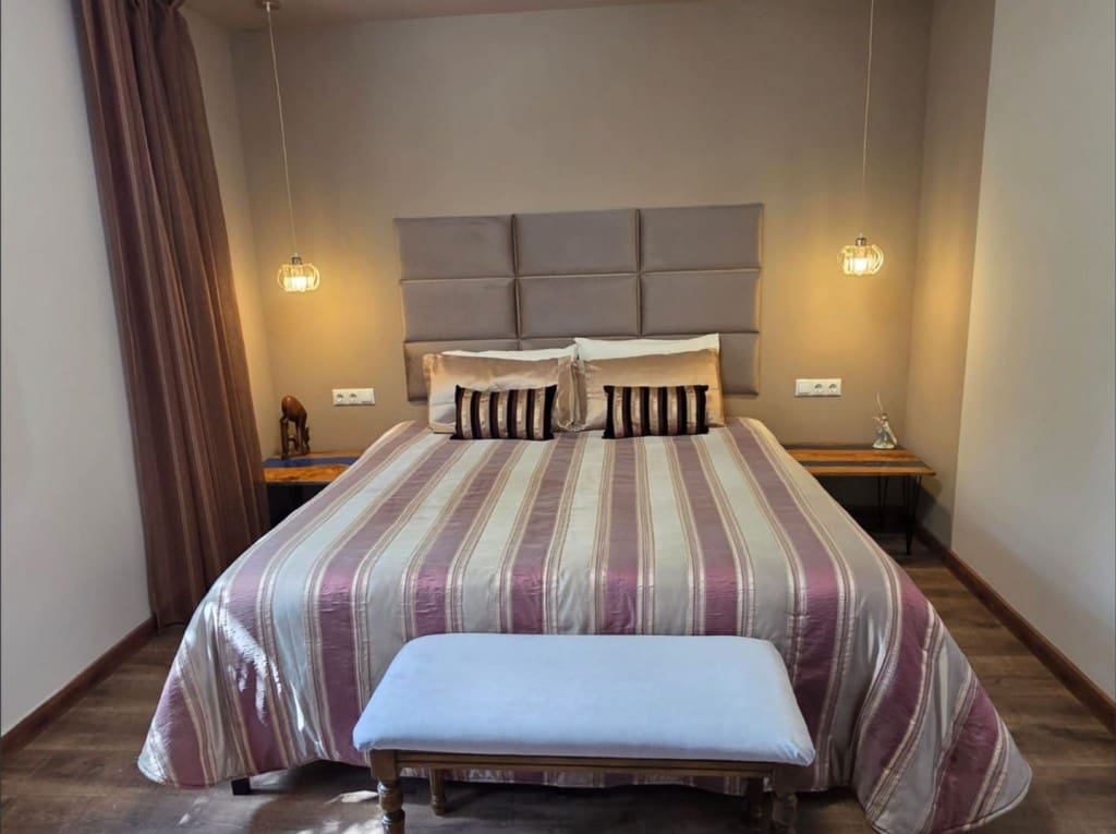 4 bedroom Villa for sale in Marbesa with pool garage - € 1,290,000 (Ref: 9550565)