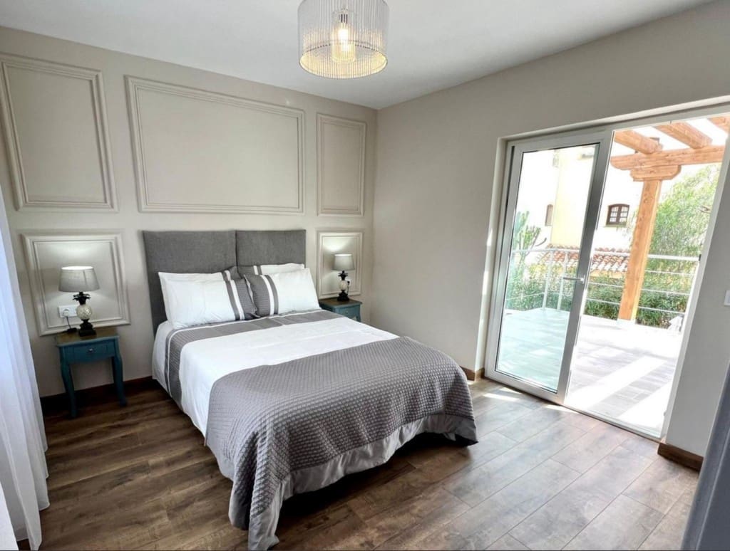 4 bedroom Villa for sale in Marbesa with pool garage - € 1,290,000 (Ref: 9550565)