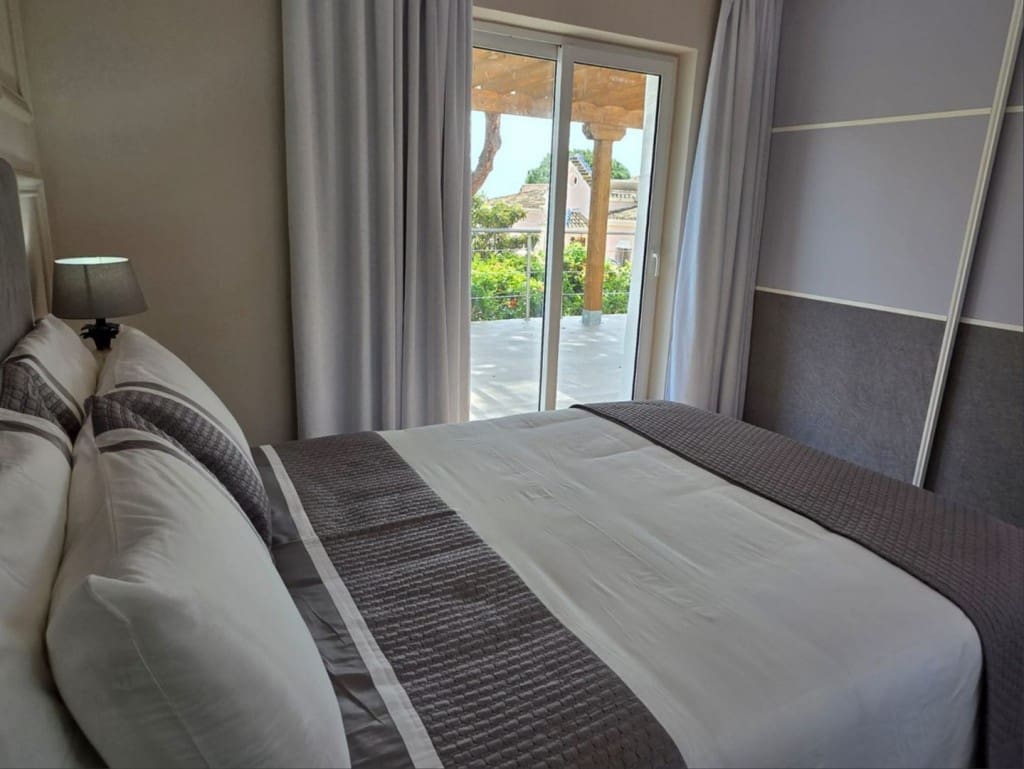 4 bedroom Villa for sale in Marbesa with pool garage - € 1,290,000 (Ref: 9550565)