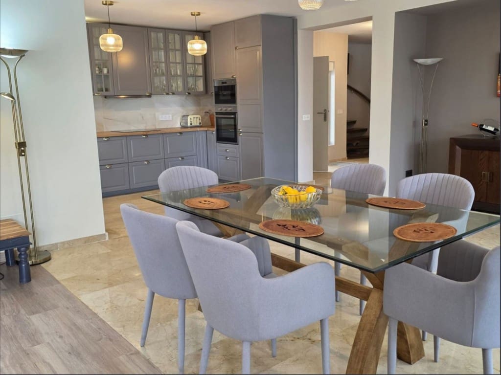 4 bedroom Villa for sale in Marbesa with pool garage - € 1,290,000 (Ref: 9550565)