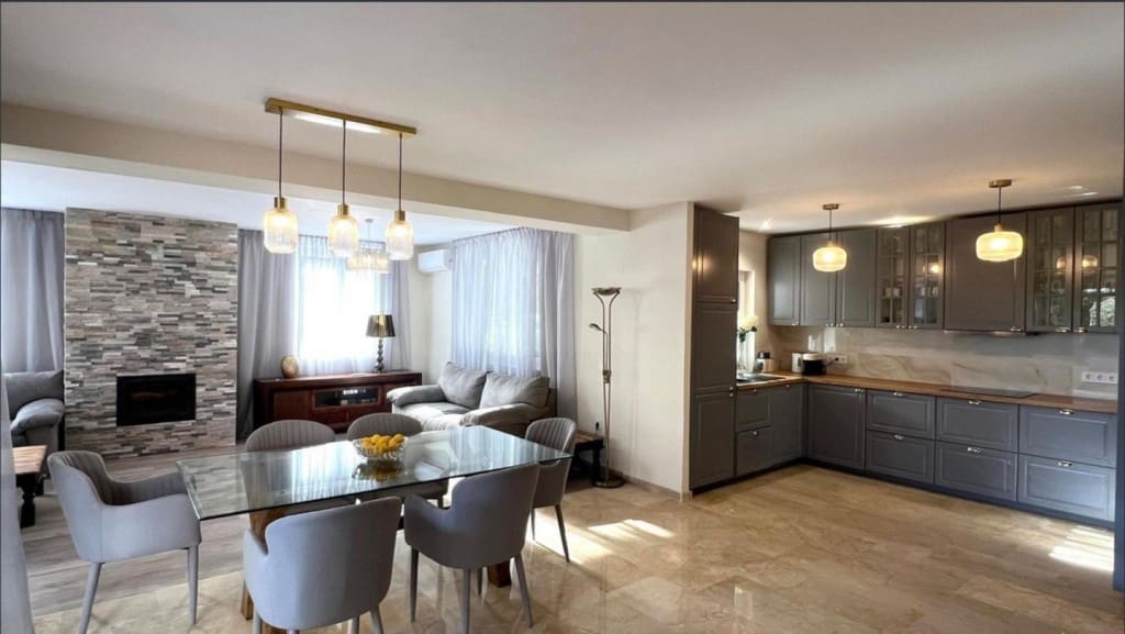 4 bedroom Villa for sale in Marbesa with pool garage - € 1,290,000 (Ref: 9550565)