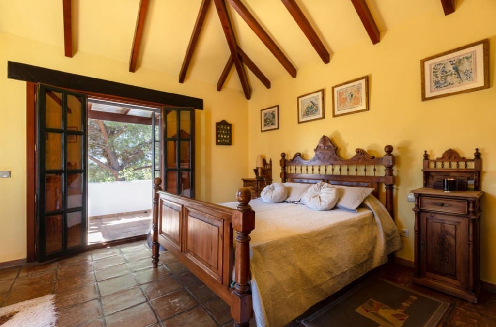 4 bedroom Villa for sale in Elviria with pool garage - € 1,198,000 (Ref: 9550566)