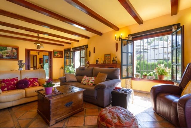 4 bedroom Villa for sale in Elviria, Marbella with pool garage - € 1,198,000 (Ref: 9550566)