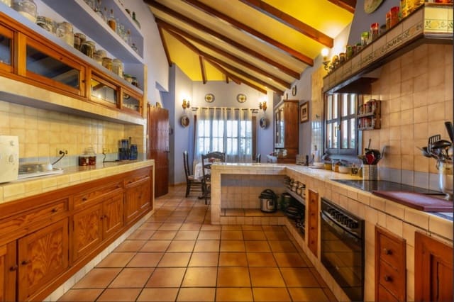 4 bedroom Villa for sale in Elviria, Marbella with pool garage - € 1,198,000 (Ref: 9550566)