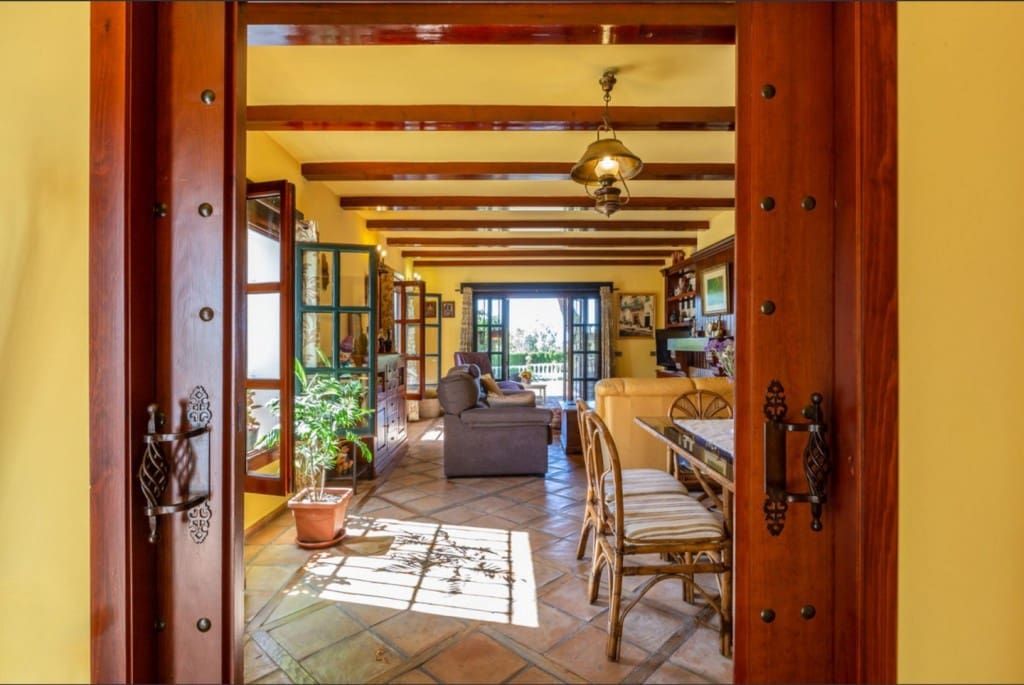 4 bedroom Villa for sale in Elviria with pool garage - € 1,198,000 (Ref: 9550566)