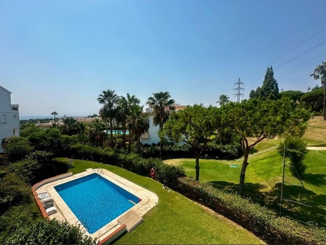 4 soveværelse Semi-Rækkehus til salg i Calahonda, Mijas med swimmingpool - € 749.000 (Ref: 9560860)