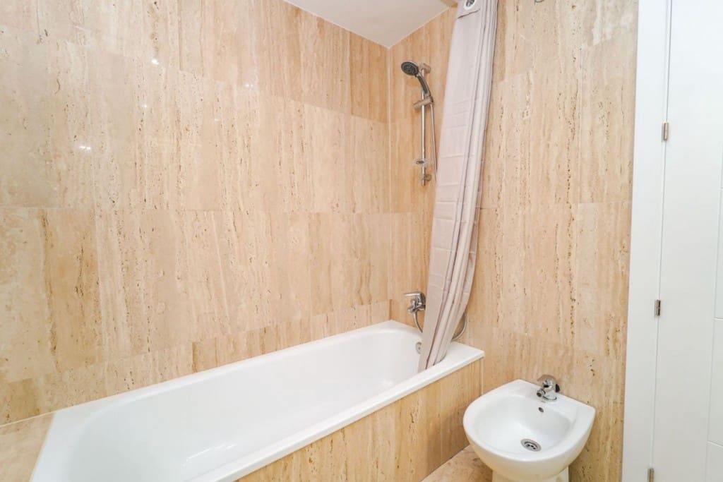 2 makuuhuone Kattohuoneisto myytävänä paikassa Elviria mukana uima-altaan 
autotalli - 450 000 € (Ref: 9564268)