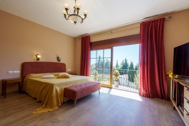 6 slaapkamer Villa te koop in El Rosario, Marbella met zwembad garage - € 2.580.000 (Ref: 9585321)