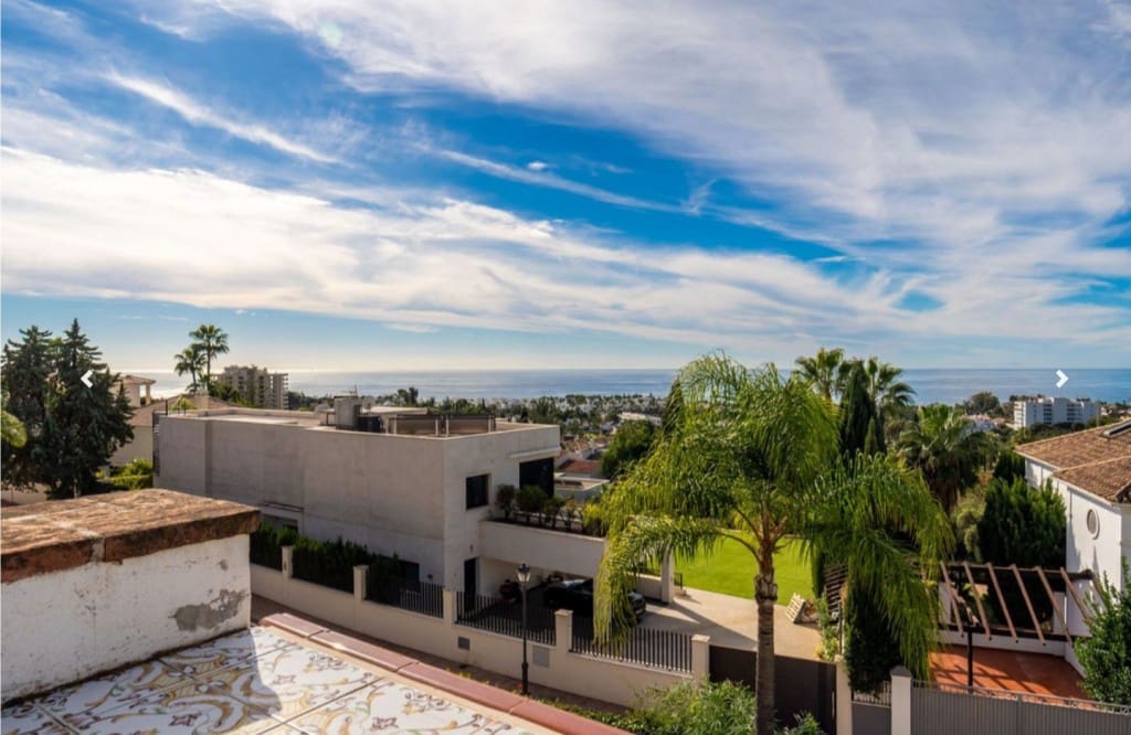 3 bedroom Townhouse for sale in Rio Real with pool garage - € 879,000 (Ref: 9590648)