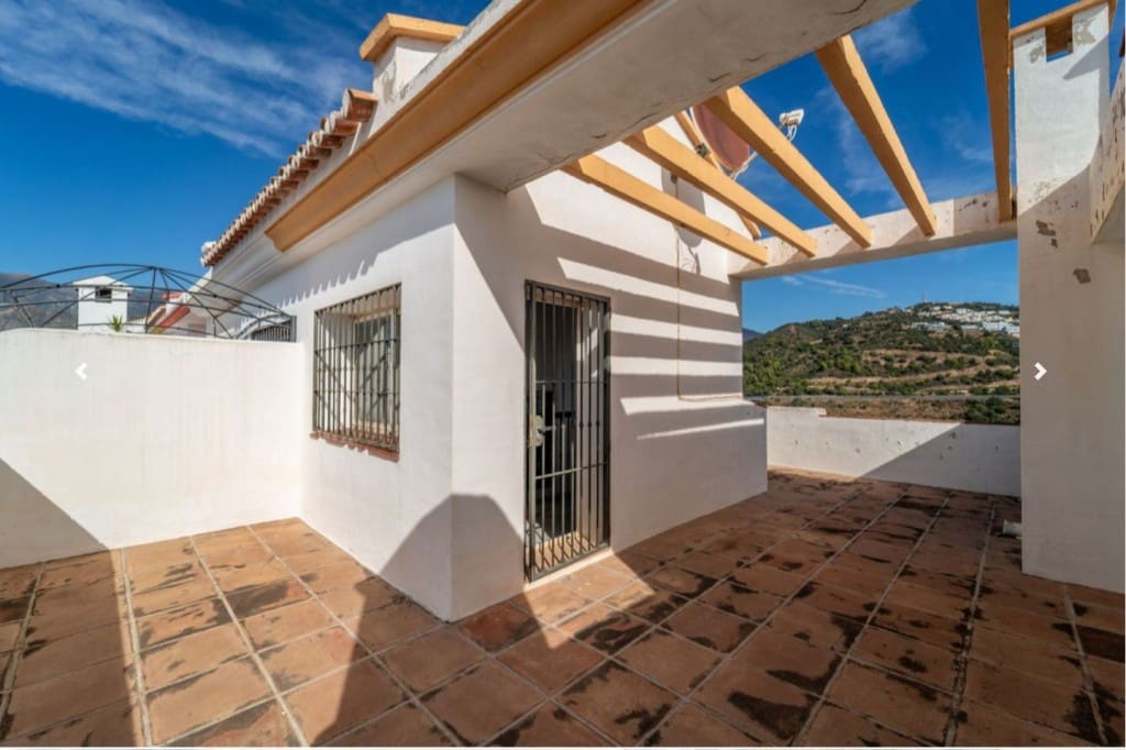 3 bedroom Townhouse for sale in Rio Real with pool garage - € 879,000 (Ref: 9590648)