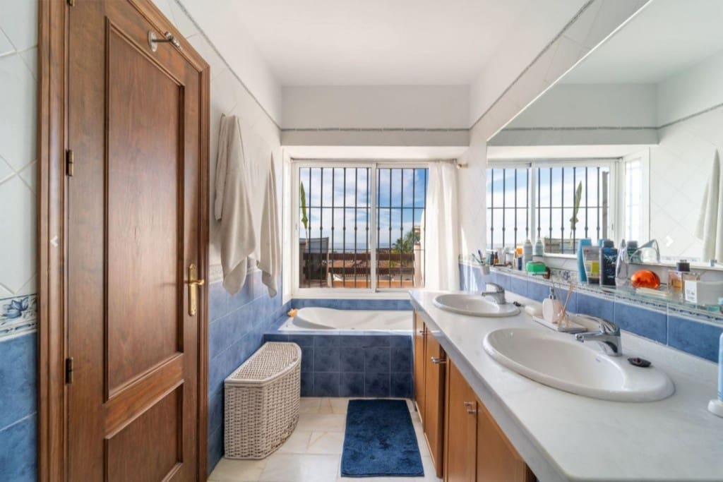 3 bedroom Townhouse for sale in Rio Real with pool garage - € 879,000 (Ref: 9590648)