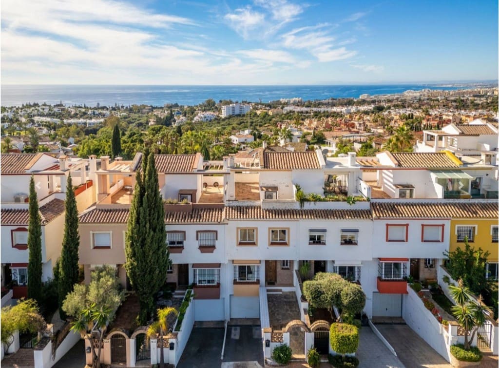 3 bedroom Townhouse for sale in Rio Real with pool garage - € 879,000 (Ref: 9590648)