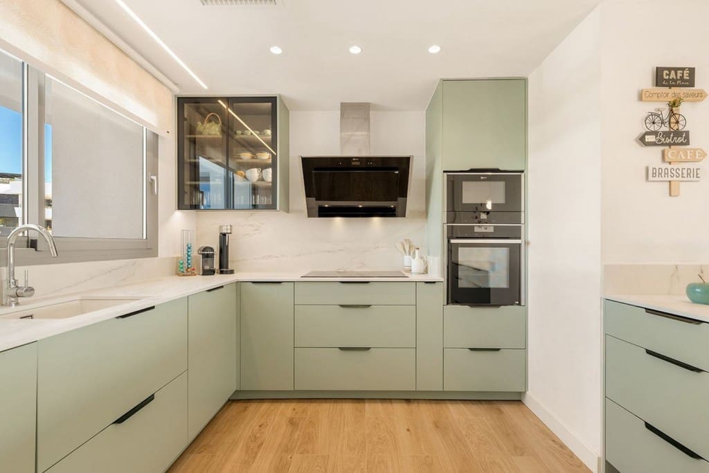 4 sypialnia Penthouse na sprzedaż w Marbella z basenem garażem - 2 600 000 € (Ref: 9607147)