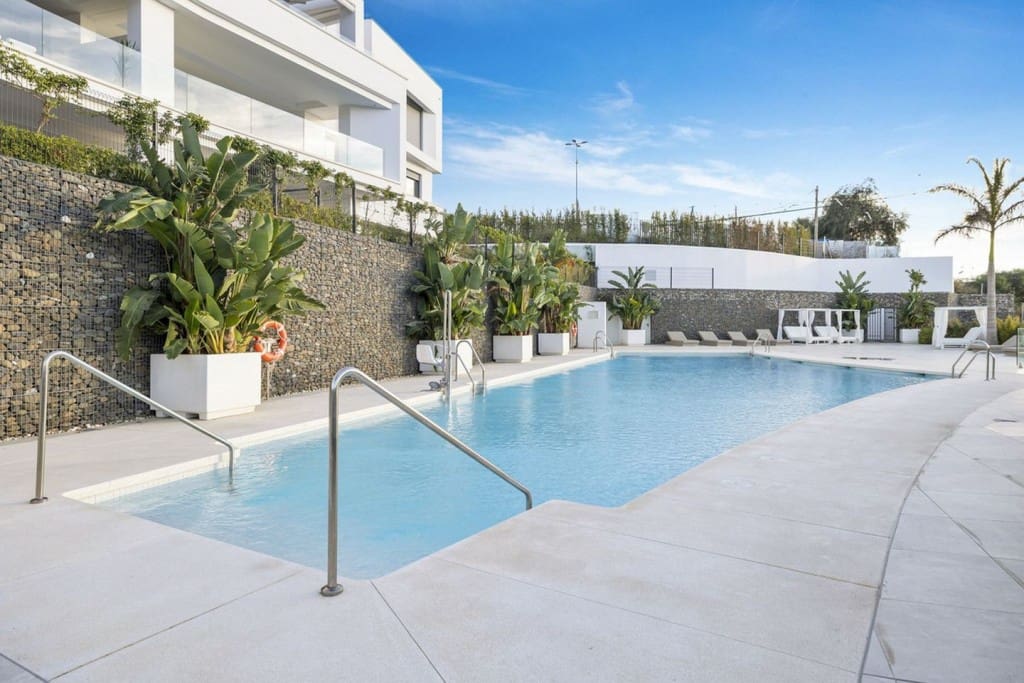 4 sypialnia Penthouse na sprzedaż w Marbella z basenem garażem - 2 600 000 € (Ref: 9607147)