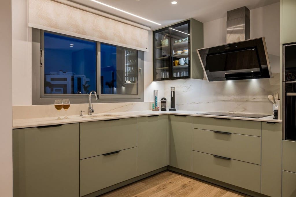 4 sypialnia Penthouse na sprzedaż w Marbella z basenem garażem - 2 600 000 € (Ref: 9607147)