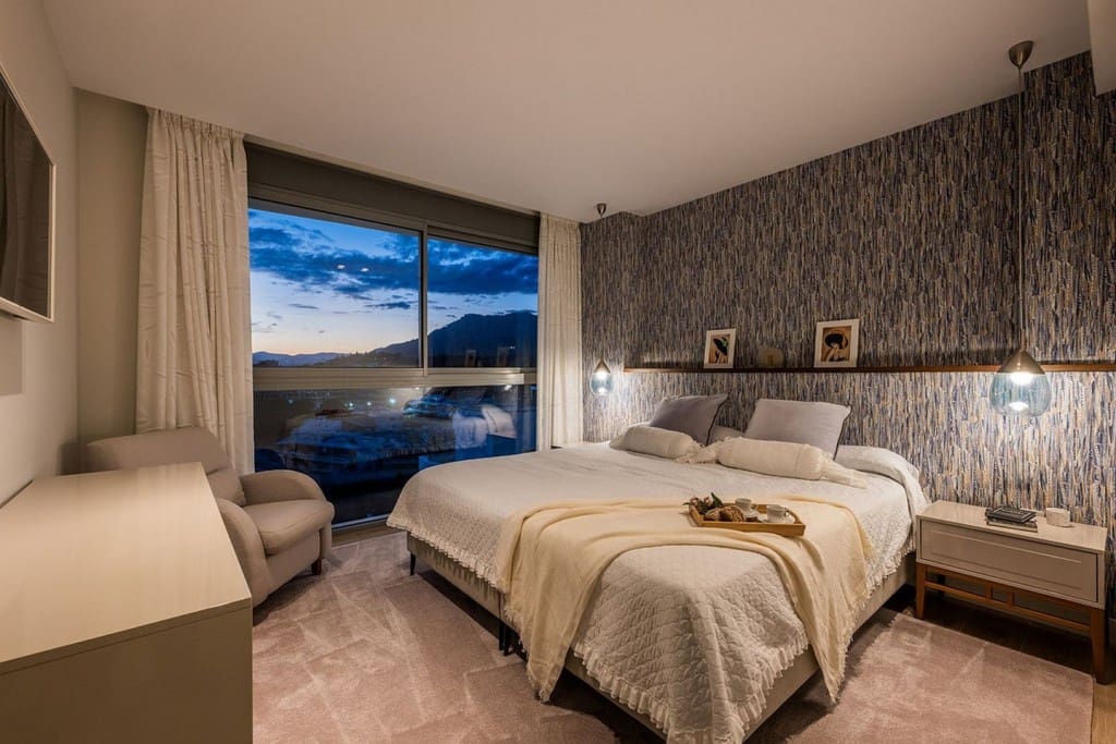 4 sypialnia Penthouse na sprzedaż w Marbella z basenem garażem - 2 600 000 € (Ref: 9607147)