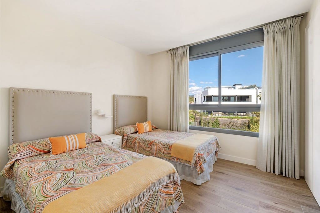 4 sypialnia Penthouse na sprzedaż w Marbella z basenem garażem - 2 600 000 € (Ref: 9607147)