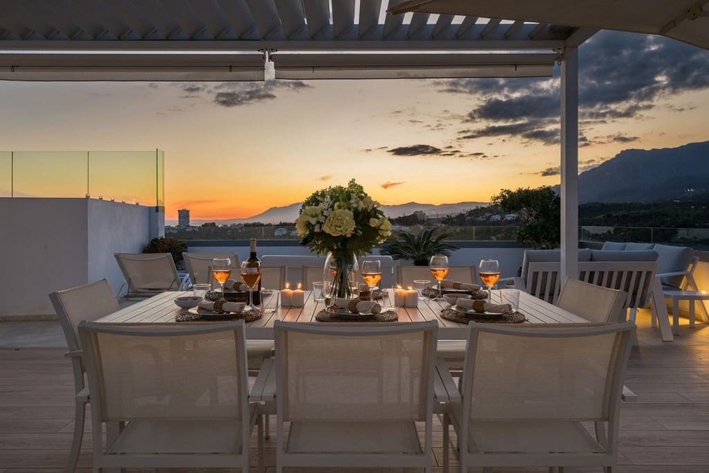 4 sypialnia Penthouse na sprzedaż w Marbella z basenem garażem - 2 600 000 € (Ref: 9607147)