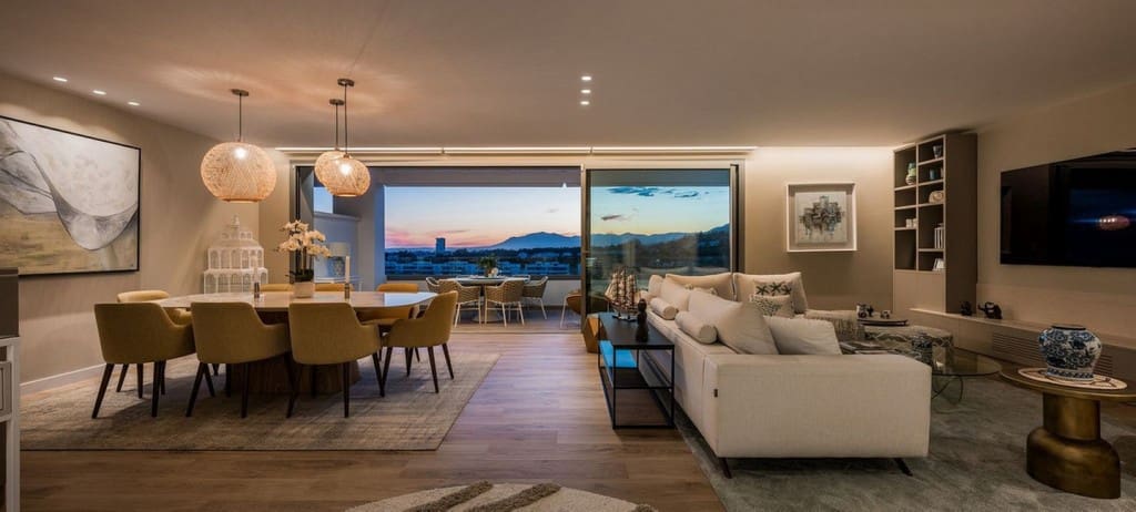 4 sypialnia Penthouse na sprzedaż w Marbella z basenem garażem - 2 600 000 € (Ref: 9607147)