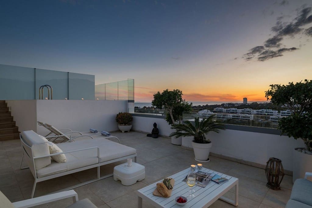 4 sypialnia Penthouse na sprzedaż w Marbella z basenem garażem - 2 600 000 € (Ref: 9607147)