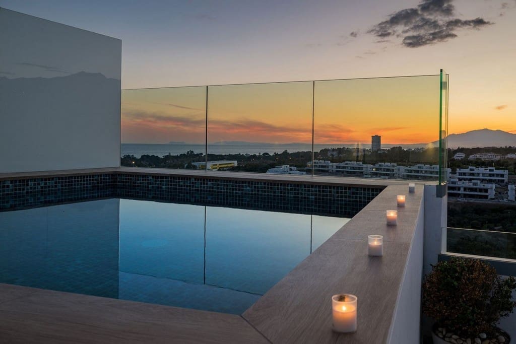 4 sypialnia Penthouse na sprzedaż w Marbella z basenem garażem - 2 600 000 € (Ref: 9607147)