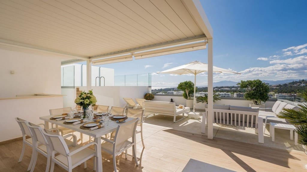4 sypialnia Penthouse na sprzedaż w Marbella z basenem garażem - 2 600 000 € (Ref: 9607147)