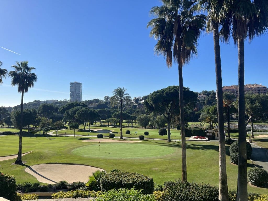 4 sypialnia Penthouse na sprzedaż w Marbella z basenem garażem - 2 600 000 € (Ref: 9607147)