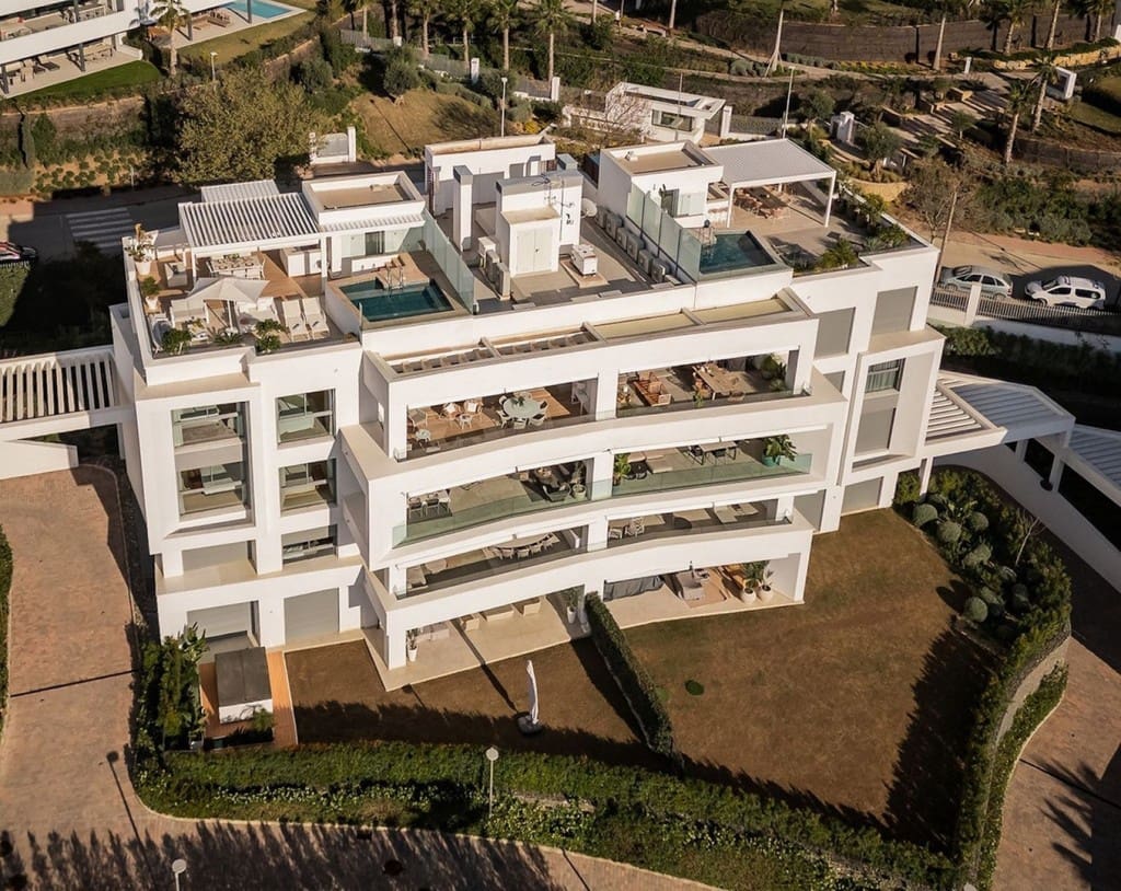 4 sypialnia Penthouse na sprzedaż w Marbella z basenem garażem - 2 600 000 € (Ref: 9607147)