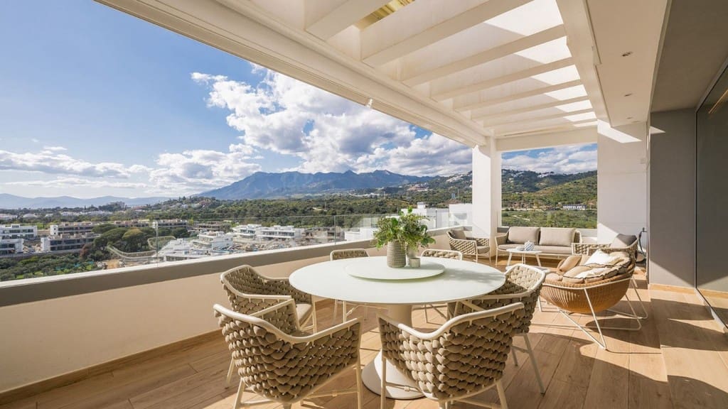4 sypialnia Penthouse na sprzedaż w Marbella z basenem garażem - 2 600 000 € (Ref: 9607147)