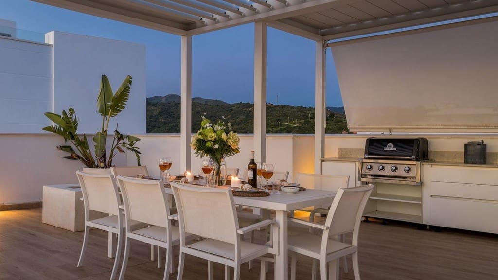 4 sypialnia Penthouse na sprzedaż w Marbella z basenem garażem - 2 600 000 € (Ref: 9607147)