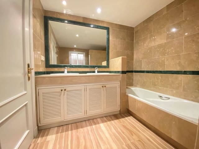 2 slaapkamer Appartement te koop in Elviria, Marbella met zwembad garage - € 605.000 (Ref: 9658190)