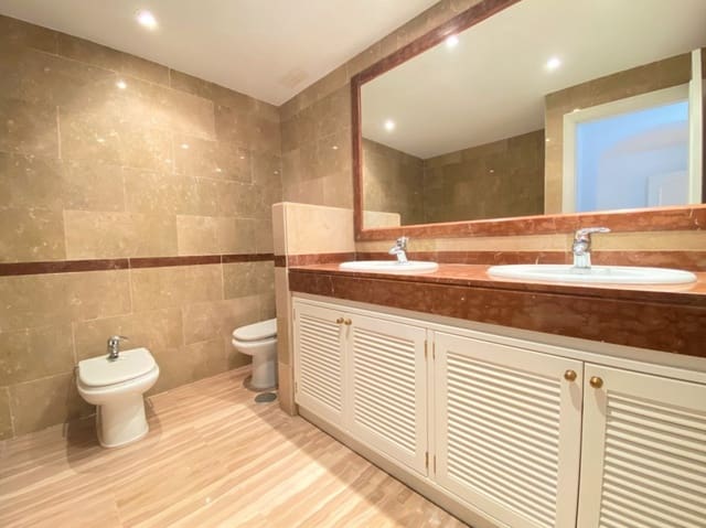 2 slaapkamer Appartement te koop in Elviria, Marbella met zwembad garage - € 605.000 (Ref: 9658190)