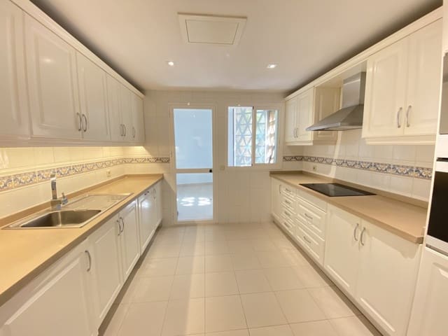 2 slaapkamer Appartement te koop in Elviria, Marbella met zwembad garage - € 605.000 (Ref: 9658190)