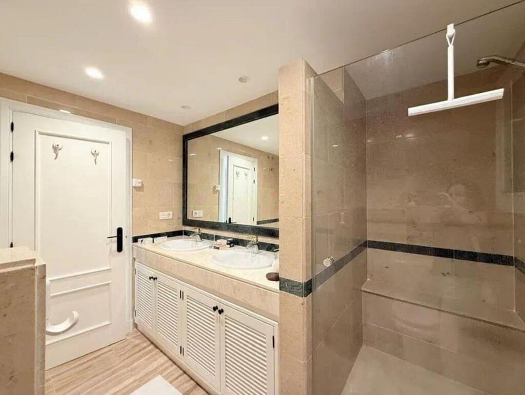 2 bedroom Apartment for sale in Elviria with pool garage - € 950,000 (Ref: 9721042)