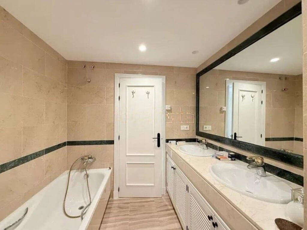 2 bedroom Apartment for sale in Elviria with pool garage - € 950,000 (Ref: 9721042)