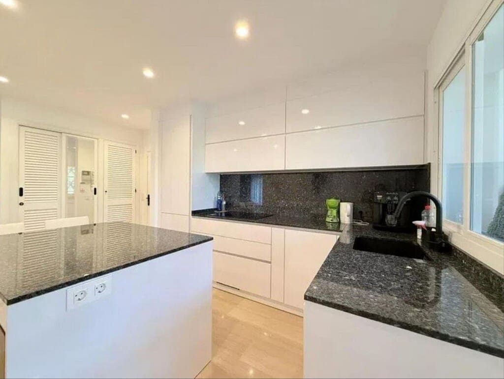 2 bedroom Apartment for sale in Elviria with pool garage - € 950,000 (Ref: 9721042)