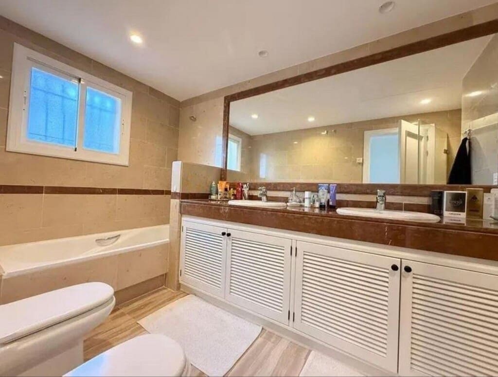 2 bedroom Apartment for sale in Elviria with pool garage - € 950,000 (Ref: 9721042)