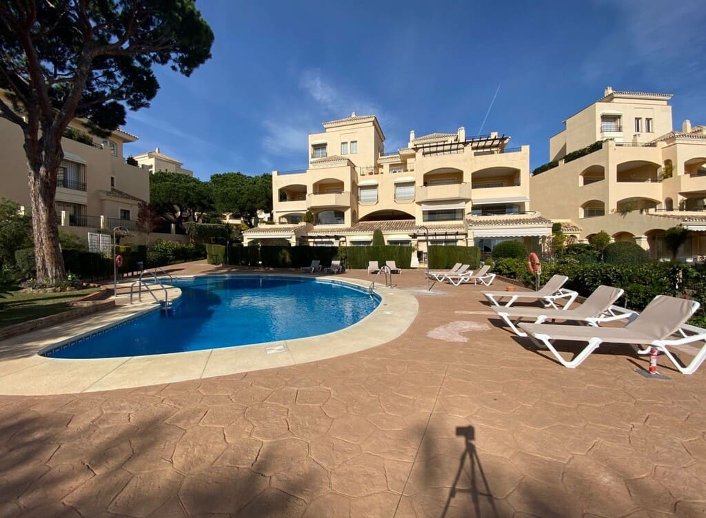 2 bedroom Apartment for sale in Elviria with pool garage - € 950,000 (Ref: 9721042)