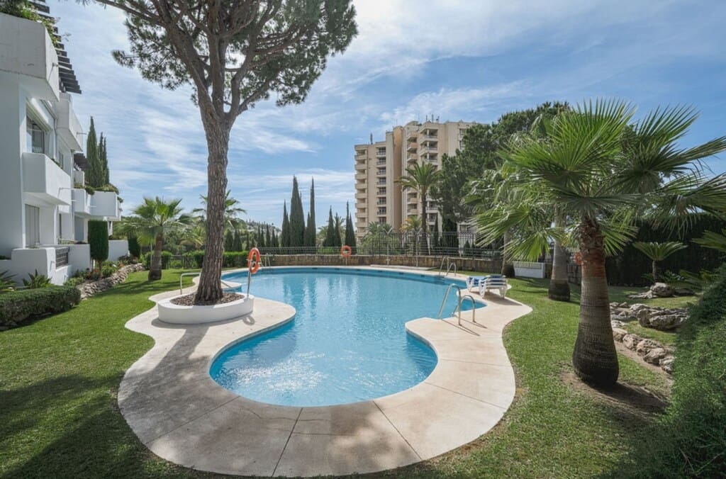 2 bedroom Apartment for sale in Rio Real with pool garage - € 575,000 (Ref: 9731735)