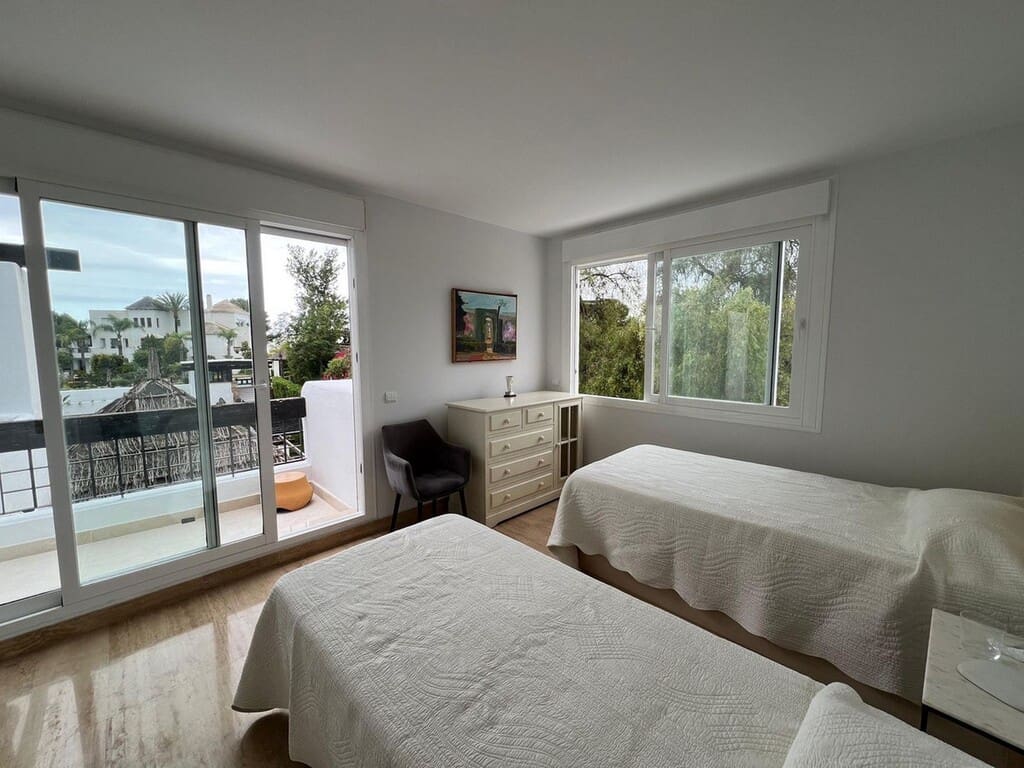 2 bedroom Apartment for sale in Rio Real with pool garage - € 575,000 (Ref: 9731735)