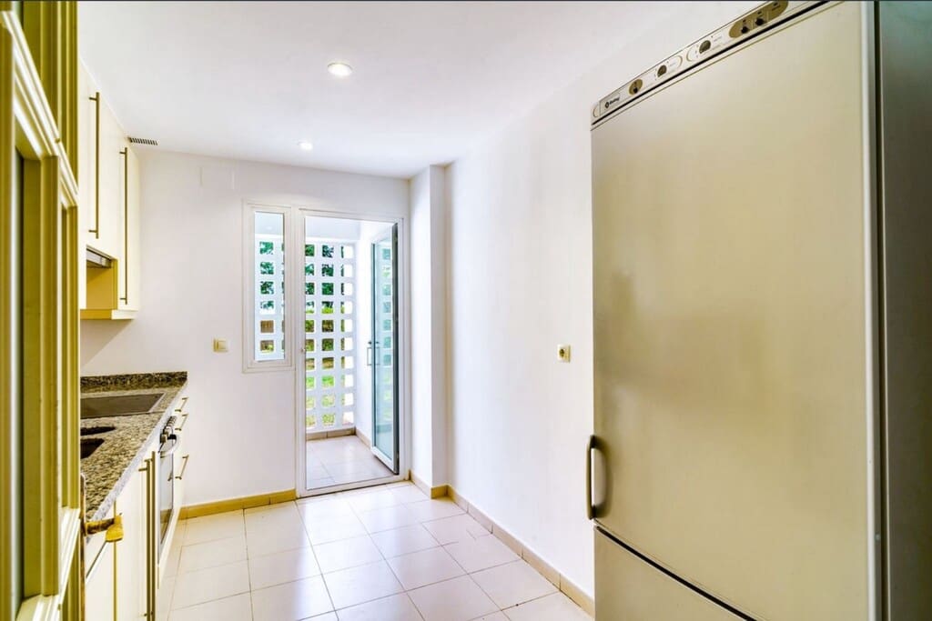 3 makuuhuone Huoneisto myytävänä paikassa Nueva Andalucia mukana uima-altaan 
autotalli - 488 000 € (Ref: 9731736)