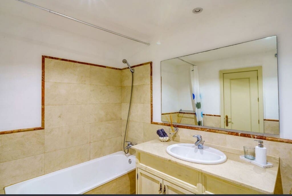 3 makuuhuone Huoneisto myytävänä paikassa Nueva Andalucia mukana uima-altaan 
autotalli - 488 000 € (Ref: 9731736)