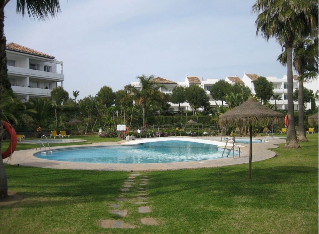 2 bedroom Beach Apartment for sale in Mijas Costa with pool - € 375,000 (Ref: 9731737)