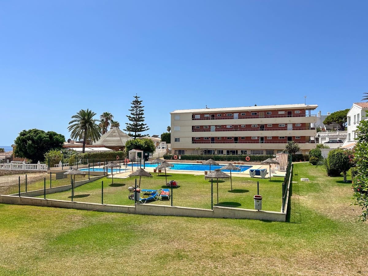 Apartamento de 2 habitaciones en El Faro en venta con piscina - 299.950 € (Ref: 10009802)