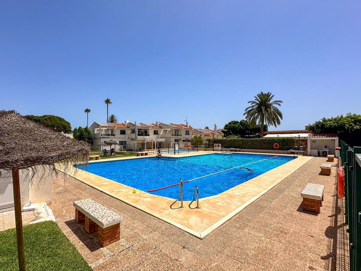 Apartamento de 2 habitaciones en El Faro en venta con piscina - 299.950 € (Ref: 10009802)